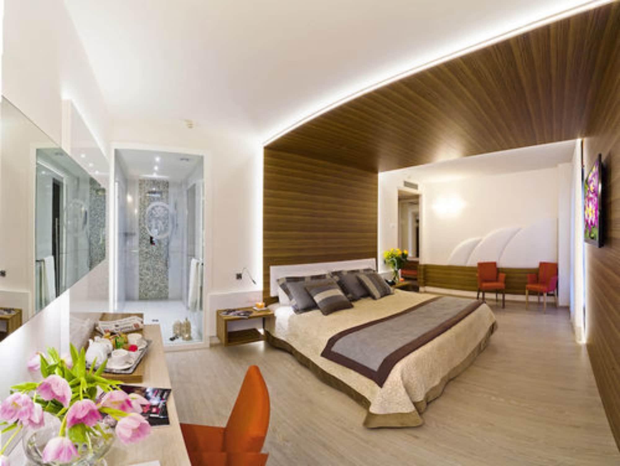 Victoria Hotel 4*
